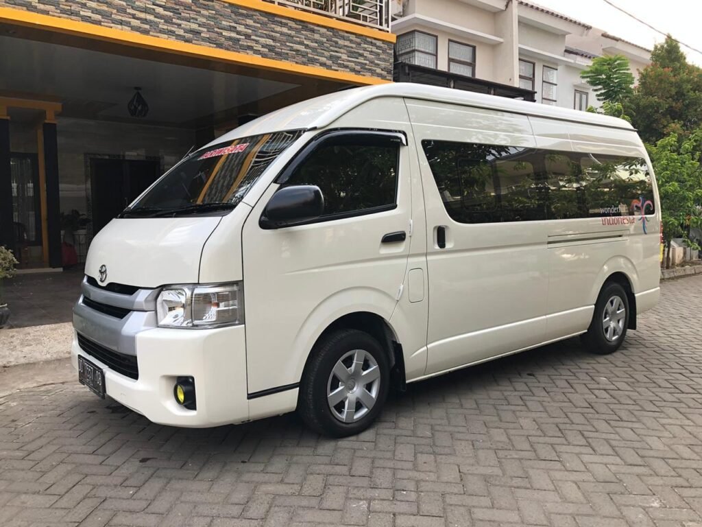 Berapa harga sewa Hiace di Makassar